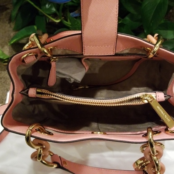 Michael Kors Handbag. 9.25 x 8.25 x 4.5 - Picture 4 of 5